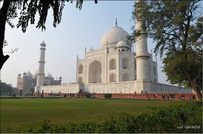 Le Taj Mahal fut édifié au milieu du XVII ème siècle pour servir de sépulture à l'une des femmes de l'empereur Shah Jahan. Agra. (15)