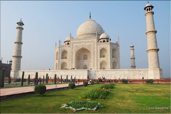 Le Taj Mahal fut édifié au milieu du XVII ème siècle pour servir de sépulture à l'une des femmes de l'empereur Shah Jahan. Agra. (17)