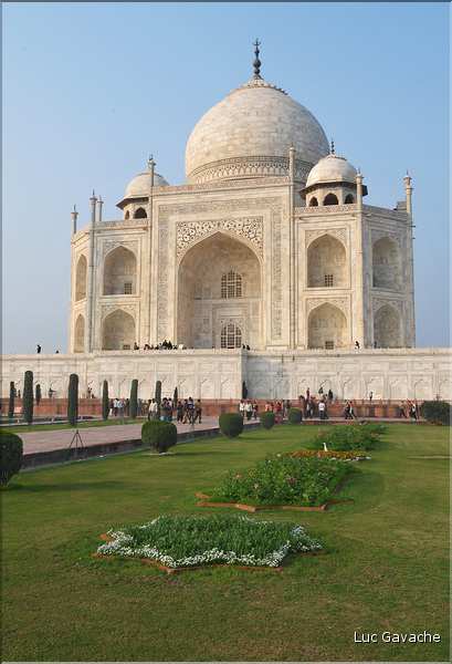 Le Taj Mahal fut édifié au milieu du XVII ème siècle pour servir de sépulture à l'une des femmes de l'empereur Shah Jahan. Agra. (18)