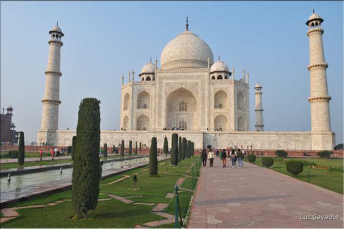 Le Taj Mahal fut édifié au milieu du XVII ème siècle pour servir de sépulture à l'une des femmes de l'empereur Shah Jahan. Agra. (19)