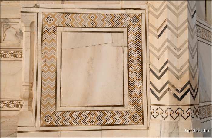 Le Taj Mahal fut édifié au milieu du XVII ème siècle pour servir de sépulture à l'une des femmes de l'empereur Shah Jahan. Agra. (25)