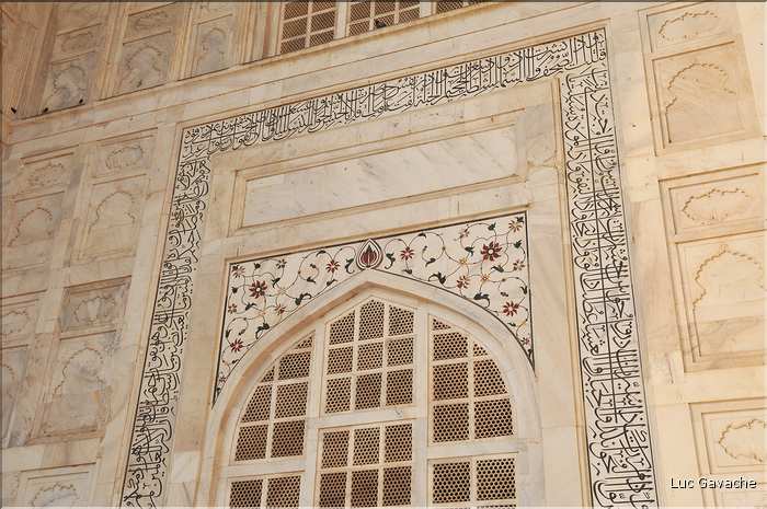 Le Taj Mahal fut édifié au milieu du XVII ème siècle pour servir de sépulture à l'une des femmes de l'empereur Shah Jahan. Agra. (26)