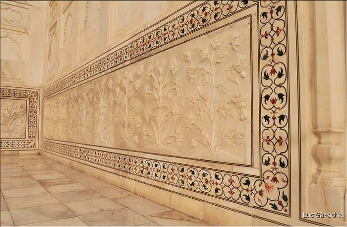 Le Taj Mahal fut édifié au milieu du XVII ème siècle pour servir de sépulture à l'une des femmes de l'empereur Shah Jahan. Agra. (27)