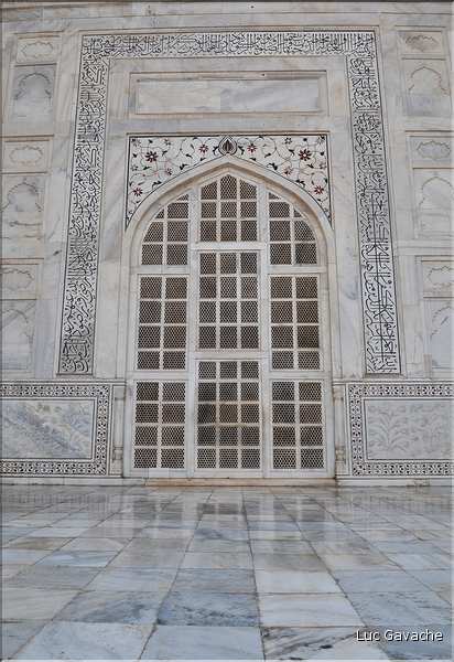 Le Taj Mahal fut édifié au milieu du XVII ème siècle pour servir de sépulture à l'une des femmes de l'empereur Shah Jahan. Agra. (28)