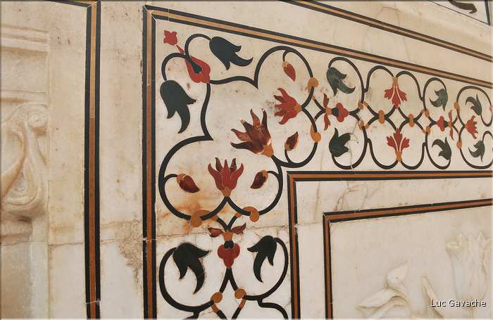 Le Taj Mahal fut édifié au milieu du XVII ème siècle pour servir de sépulture à l'une des femmes de l'empereur Shah Jahan. Agra. (30)