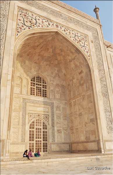 Le Taj Mahal fut édifié au milieu du XVII ème siècle pour servir de sépulture à l'une des femmes de l'empereur Shah Jahan. Agra. (32)
