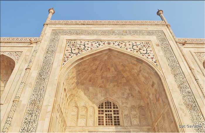 Le Taj Mahal fut édifié au milieu du XVII ème siècle pour servir de sépulture à l'une des femmes de l'empereur Shah Jahan. Agra. (33)