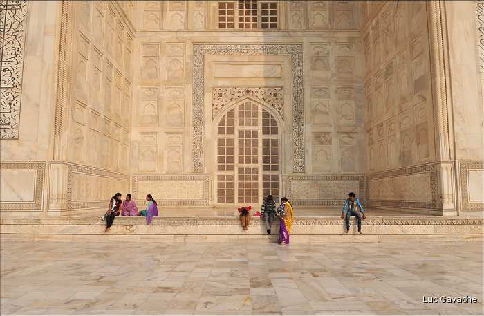 Le Taj Mahal fut édifié au milieu du XVII ème siècle pour servir de sépulture à l'une des femmes de l'empereur Shah Jahan. Agra. (36)