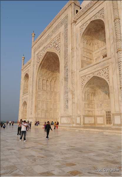 Le Taj Mahal fut édifié au milieu du XVII ème siècle pour servir de sépulture à l'une des femmes de l'empereur Shah Jahan. Agra. (37)