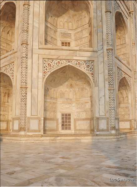 Le Taj Mahal fut édifié au milieu du XVII ème siècle pour servir de sépulture à l'une des femmes de l'empereur Shah Jahan. Agra. (38)