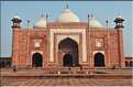 De chaque côté du Taj Mahal fut édifiée une Mosquée et sa réplique pour garder l'harmonie du site. Agra. (59)