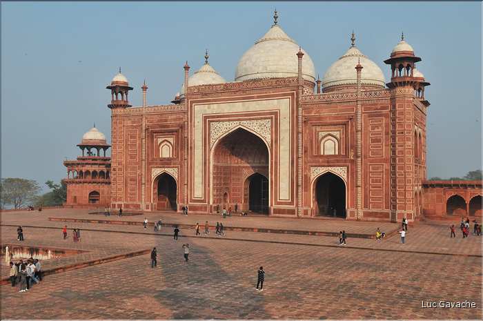 De chaque côté du Taj Mahal fut édifiée une Mosquée et sa réplique pour garder l'harmonie du site. Agra. (60)
