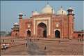 De chaque côté du Taj Mahal fut édifiée une Mosquée et sa réplique pour garder l'harmonie du site. Agra. (60)