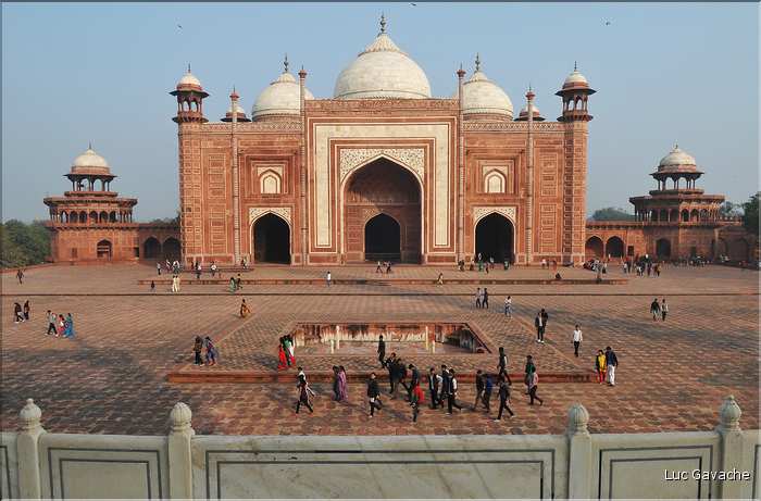 De chaque côté du Taj Mahal fut édifiée une Mosquée et sa réplique pour garder l'harmonie du site. Agra. (61)