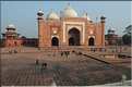 De chaque côté du Taj Mahal fut édifiée une Mosquée et sa réplique pour garder l'harmonie du site. Agra. (62)