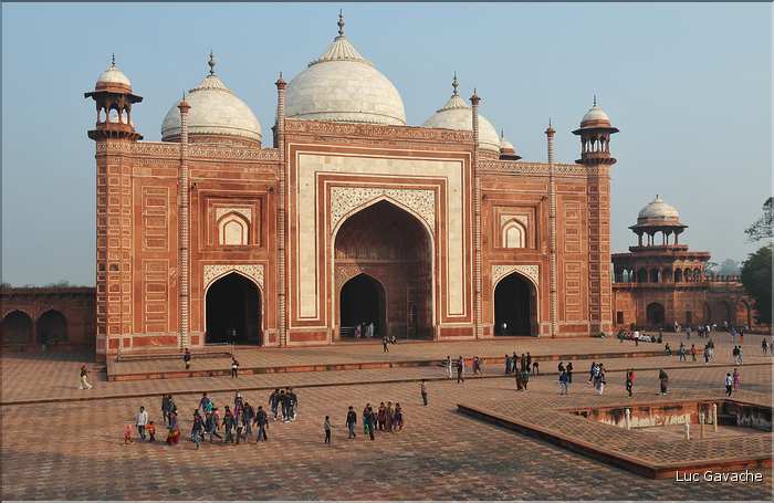 De chaque côté du Taj Mahal fut édifiée une Mosquée et sa réplique pour garder l'harmonie du site. Agra. (63)