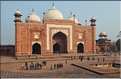 De chaque côté du Taj Mahal fut édifiée une Mosquée et sa réplique pour garder l'harmonie du site. Agra. (63)