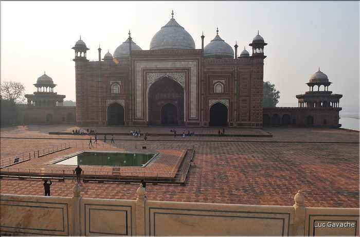 De chaque côté du Taj Mahal fut édifiée une Mosquée et sa réplique pour garder l'harmonie du site. Agra. (64)