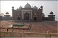 De chaque côté du Taj Mahal fut édifiée une Mosquée et sa réplique pour garder l'harmonie du site. Agra. (64)