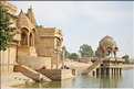 Le lac Garisar fut creusé au XIV ème pour les besoins en eau de Jaisalmer. (3)