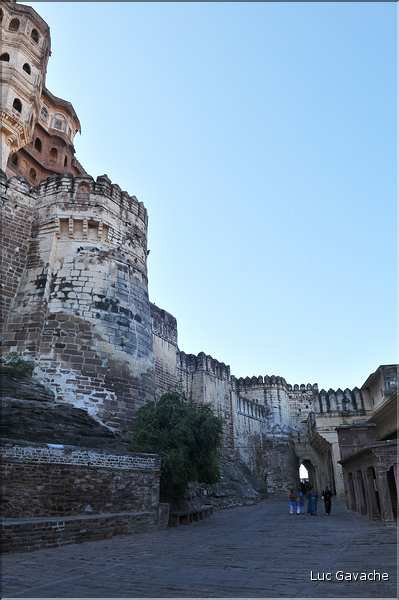 La forteresse de Mehrangarh -XV ème siècle- domine Jodhpur surnommée la ville bleu. (9)