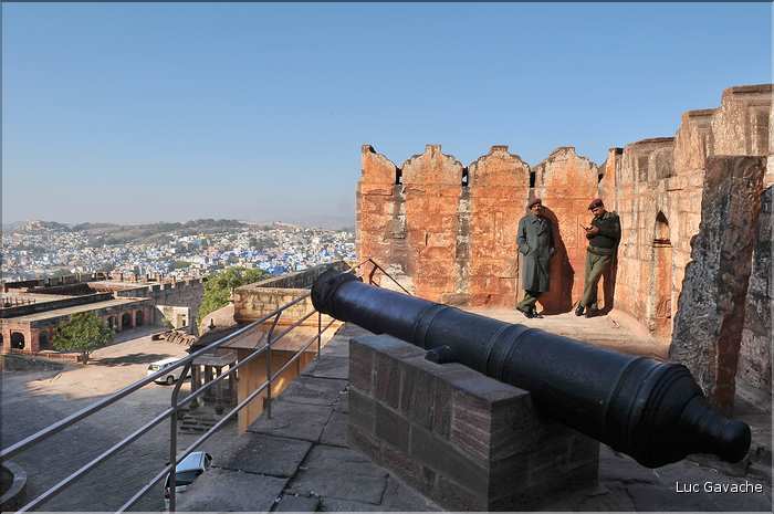 La forteresse de Mehrangarh -XV ème siècle- domine Jodhpur surnommée la ville bleu. (12)