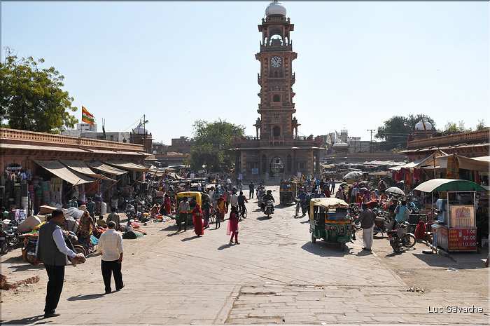 La tour de l'horloge est située au coeur du bazar Sardar et de la ville de Jodhpur. (1)
