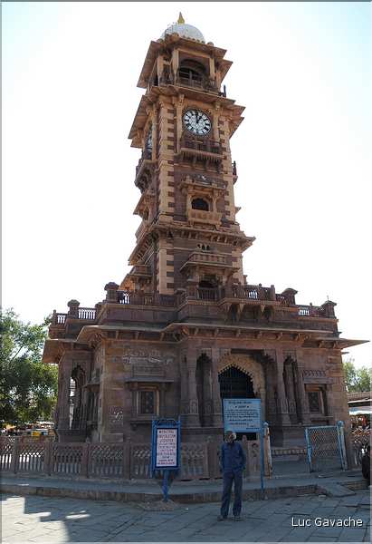 La tour de l'horloge est située au coeur du bazar Sardar et de la ville de Jodhpur. (2)
