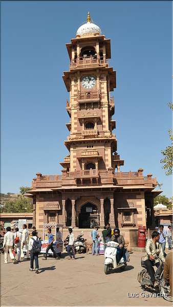 La tour de l'horloge est située au coeur du bazar Sardar et de la ville de Jodhpur. (4)