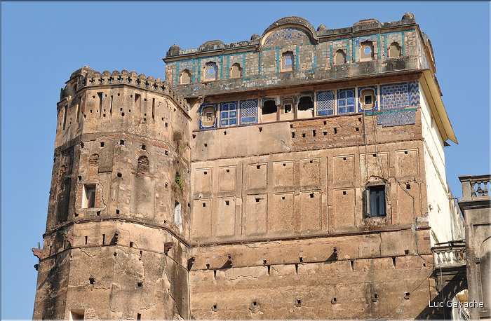 L'enceinte de la forteresse d'Orcha abrite les deux palais de Jahangir -XVII ème siècle- et de Rajah -XVI ème siècle. (3)