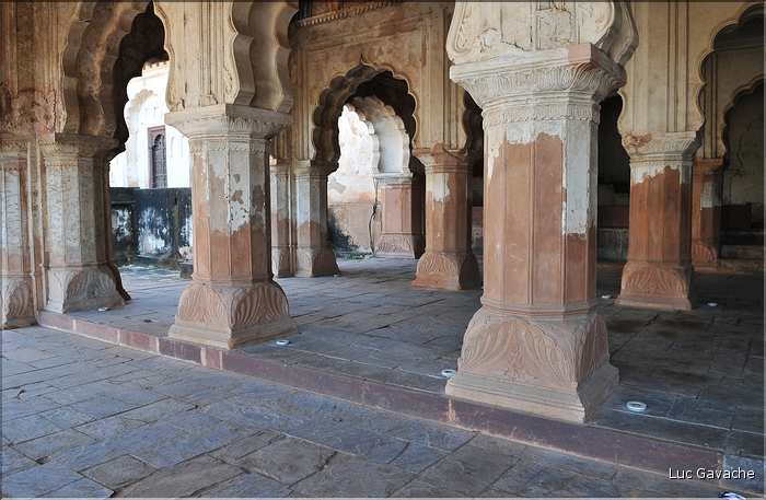L'enceinte de la forteresse d'Orcha abrite les deux palais de Jahangir -XVII ème siècle- et de Rajah -XVI ème siècle. (5)