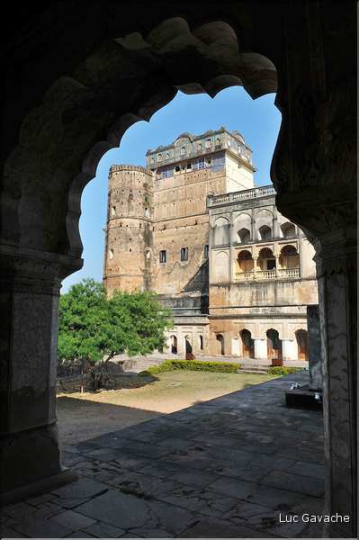 L'enceinte de la forteresse d'Orcha abrite les deux palais de Jahangir -XVII ème siècle- et de Rajah -XVI ème siècle. (6)