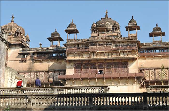 L'enceinte de la forteresse d'Orcha abrite les deux palais de Jahangir -XVII ème siècle- et de Rajah -XVI ème siècle. (8)