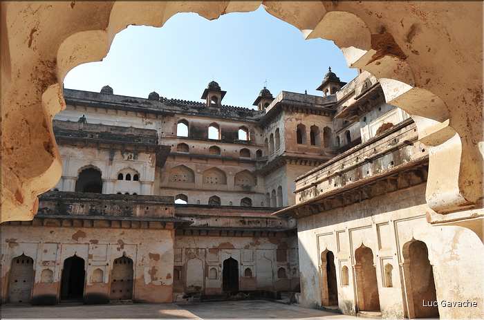 L'enceinte de la forteresse d'Orcha abrite les deux palais de Jahangir -XVII ème siècle- et de Rajah -XVI ème siècle. (15)