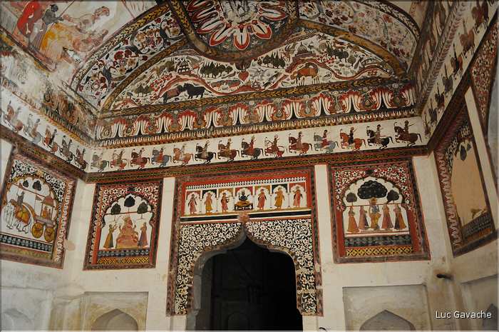 L'enceinte de la forteresse d'Orcha abrite les deux palais de Jahangir -XVII ème siècle- et de Rajah -XVI ème siècle. (19)