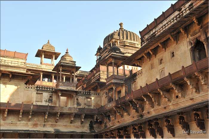 L'enceinte de la forteresse d'Orcha abrite les deux palais de Jahangir -XVII ème siècle- et de Rajah -XVI ème siècle. (25)
