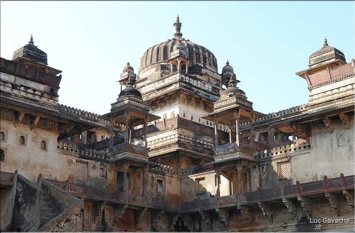 L'enceinte de la forteresse d'Orcha abrite les deux palais de Jahangir -XVII ème siècle- et de Rajah -XVI ème siècle. (26)