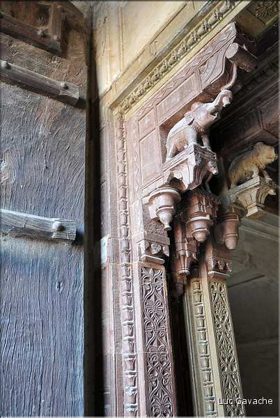 L'enceinte de la forteresse d'Orcha abrite les deux palais de Jahangir -XVII ème siècle- et de Rajah -XVI ème siècle. (28)