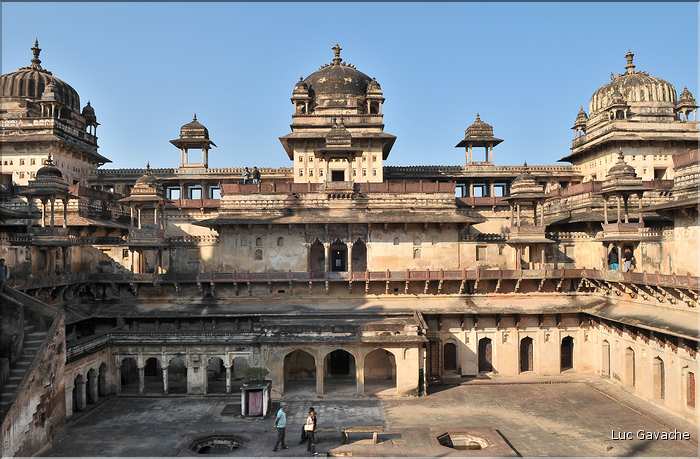 L'enceinte de la forteresse d'Orcha abrite les deux palais de Jahangir -XVII ème siècle- et de Rajah -XVI ème siècle. (39)