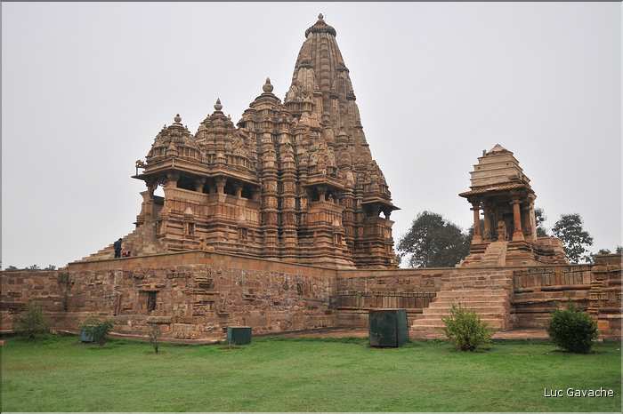 Daté de 1025, le temple de Kandariya est dédié à Shiva. Khajuraho. (2)
