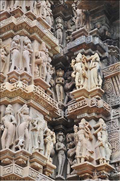 Daté de 1025, le temple de Kandariya est dédié à Shiva. Khajuraho. (26)