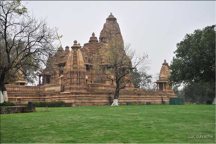 Le temple de Lakshmana qui fut érigé en 954, est également dédié à Shiva. Khajuraho. (3)