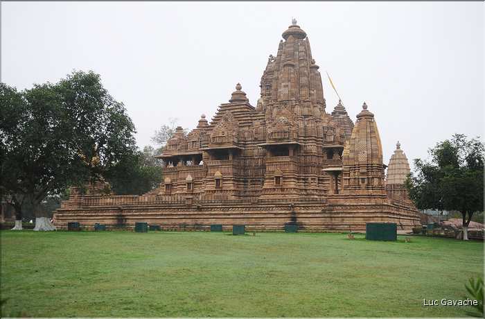 Le temple de Lakshmana qui fut érigé en 954, est également dédié à Shiva. Khajuraho. (4)