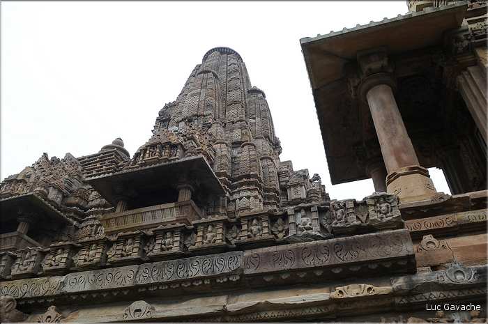 Le temple de Lakshmana qui fut érigé en 954, est également dédié à Shiva. Khajuraho. (8)
