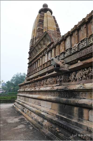 Le temple de Lakshmana qui fut érigé en 954, est également dédié à Shiva. Khajuraho. (9)