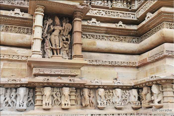 Le temple de Lakshmana qui fut érigé en 954, est également dédié à Shiva. Khajuraho. (11)