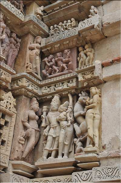 Khajuraho abrite également des temples Jans qui ont été réalisés entre le X et le XI ème siècle. (12)