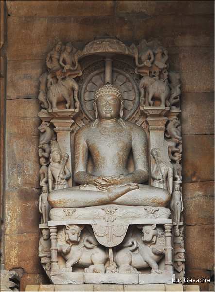 Khajuraho abrite également des temples Jans qui ont été réalisés entre le X et le XI ème siècle. (16)