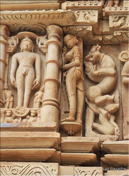 Khajuraho abrite également des temples Jans qui ont été réalisés entre le X et le XI ème siècle. (18)