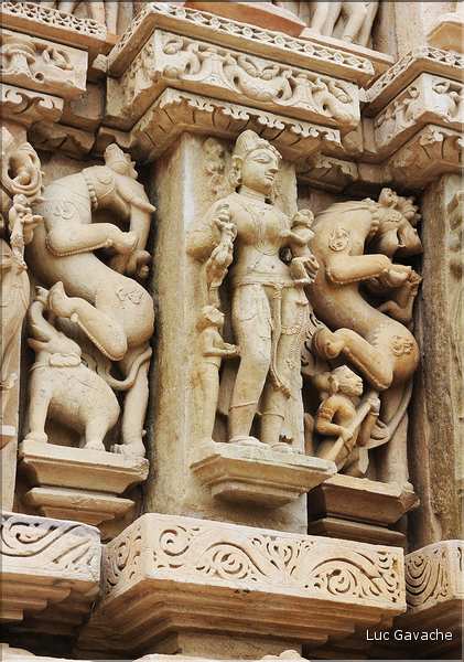 Khajuraho abrite également des temples Jans qui ont été réalisés entre le X et le XI ème siècle. (20)